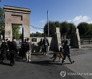 프리고진 장지로 알려진 공동묘지 경비하는 경찰