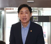 국회 들어서는 김주현 금융위원장