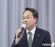 진옥동 신한금융 회장, 50년 주담대 반짝 인기에 "정도영업 방향 지켜야"