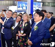 AI TECH+ 2023 전시회 둘러보는 강기정 광주시장