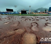 [포토] 뻘밭으로 변한 이글스파크, 경기 가능할까?