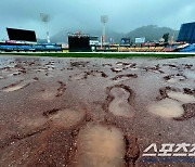 [포토] 뻘밭으로 변한 이글스파크, 비 그치면 경기 가능?