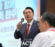 尹, '이념 전쟁' 이어 '자유통일론'…"글로벌 중추국가되면 세계가 통일 지지" 