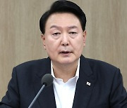 尹, 홍범도 논란에 "뭐가 옳은지 제대로 봐야"...장관들에 "논리·말로 싸우라"