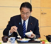 기시다, 후쿠시마산 수산물 ‘먹방’…일본 여론은 “이런 게 먹히겠냐”