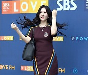 [MD포토] 레드벨벳 조이 '헤어 정리도 우아하게'