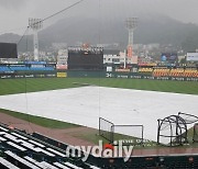 '내외야 곳곳 물웅덩이' 폭우가 쏟아진다, 설마 이틀 연속 취소?... 롯데-한화전 개시 불투명 [MD대전]