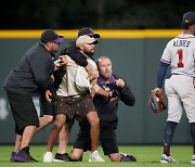 총격사건에 관중 난입까지…MLB 경기장서 사고 이어져