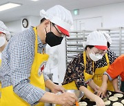 사랑의 빵 나눔 봉사활동하는 김형두 헌법재판관