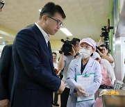 교육차관 "학교급식, 안전 확인 식재료만 공급"