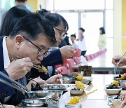 학생들과 식사 중인 장상윤 교육부 차관