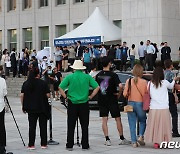 이재명 단식투쟁에 몰려간 개딸들…보수 유튜버 맞불에 '아수라장'