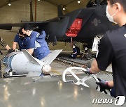 공대지 폭탄 장착하는 공군 제11전투비행단