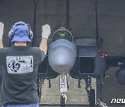 F-15K 전투기 유도하는 정비사