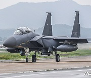 지상활주하는 F-15K 전투기