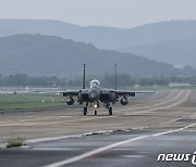 이륙 준비하는 F-15K 전투기