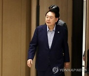 尹 "10월2일 임시공휴일 지정… 전 부처 현장 점검하라"(상보)