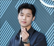 [MD포토] 강민혁, '눈맞춤 미니하트'