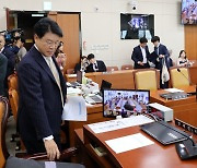 전체회의 참석하는 장제원 위원장-조승래 간사