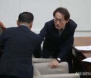 이승복 의원과 인사하는 조희연 교육감