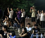 스마트폰으로  '슈퍼 블루문' 찍는 시민들