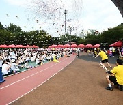 함께 뛰노는 화합의 장…중랑구, 꿈나무 가족운동회 개최