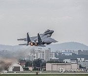 이륙하는 F-15K 전투기