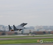 이륙하는 F-15K 전투기