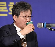 유승민 "文은 왼쪽으로 尹은 오른쪽으로 OB…웬 철 지난 이념전쟁"