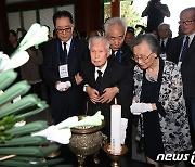 4·19묘역 찾아 사죄하는 '이승만 양자' 이인수 박사