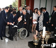 이승만 양자 이인수 박사, 4·19 묘역 유영봉안소 찾아