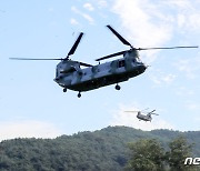 이륙하는 CH-47 시누크 헬기