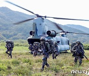 "신속한 공중기동으로 적 격멸"… 한미, 대규모 공중강습작전 펼쳐