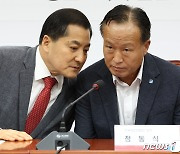 정동식 상인연합회장과 대화하는 박대출 정책위의장