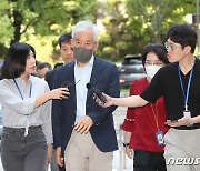 법원 들어서는 '김용 재판 위증 의혹' 이홍우 원장