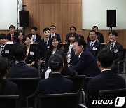 신임 외교관 후보자들과 대화하는 윤 대통령