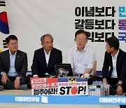 단식투쟁 천막에서 대화 나누는 이재명 대표