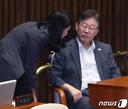 신현영 의원과 대화하는 이재명 대표