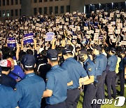 경찰에 둘러싸인 민주당 촛불문화제