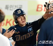 [포토] 박민우 득점, 8-0으로 앞서는 NC