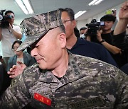 해병대 前 수사단장, 軍법원 출입 실랑이 벌이다 강제 구인...영장실질심사 개시