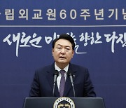 尹대통령 지지율 1%p 떨어진 33%…'오염수 방류' 부정여론