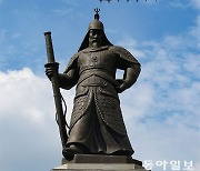 이순신 장군 동상 상공 수놓은 블랙이글스