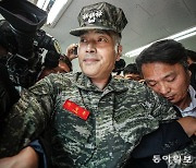 ‘항명 혐의’ 박정훈 대령, 출입문 대치 실랑이 끝 강제구인