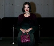 [포토] 아이린, '어둠 밝히는 발걸음'