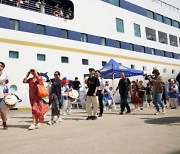 제주 면세점 찾는 중국 크루즈 관광객들…"연말까지 최대 2만명"