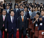 文이 만든 흉상 옮기고 교과 원위치… 尹의 ‘육사 정체성’ 세우기