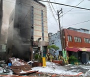 [속보] 부산 폐목욕탕 화재 뒤 폭발…소방관·공무원 등 10여 명 부상