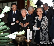 4·19 묘역 유영봉안소 찾은 이인수 박사