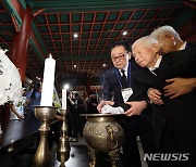 이승만 전 대통령 양자 이인수 박사, 4·19 묘역 유영봉안소 참배